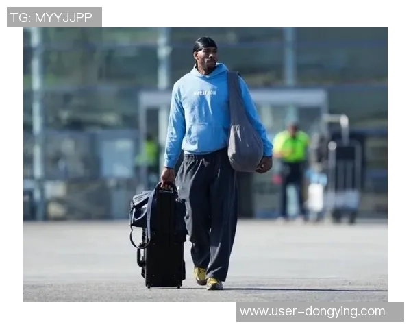 快船客场挑战国王小卡哈登卫衣亮相科林斯酷炫登机照曝光